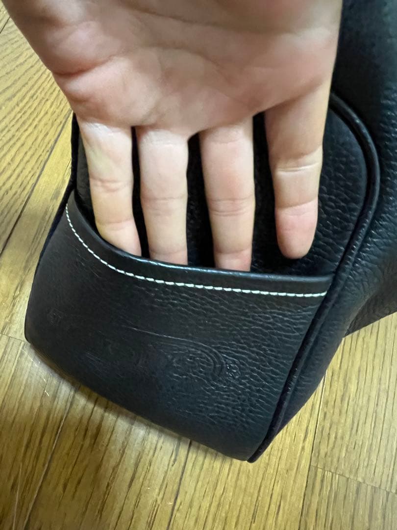 黒いレザーショルダーバッグ