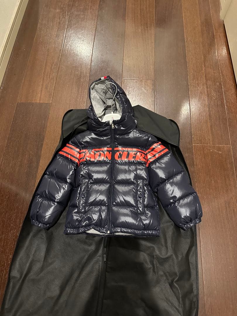 ほぼ未使用　MONCLER フード付きダウンジャケット ネイビー