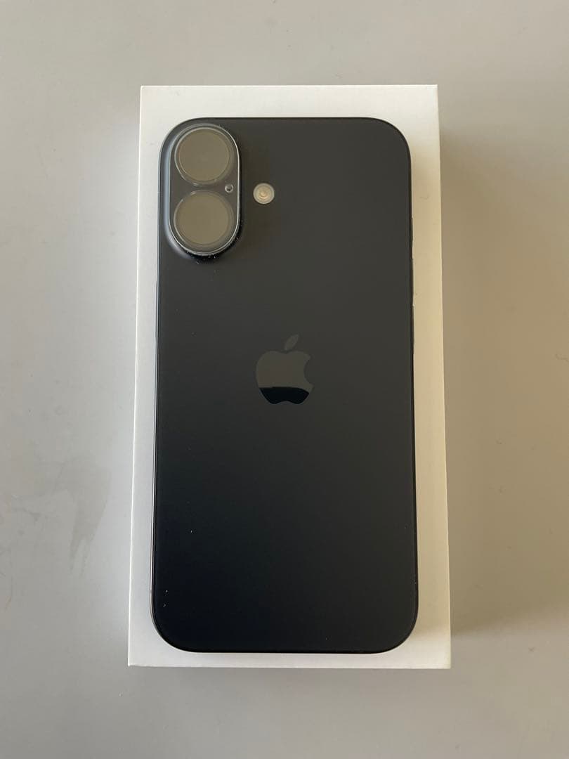 【中古美品】Apple iPhone 16 128Gブラック ケース、フィルム付