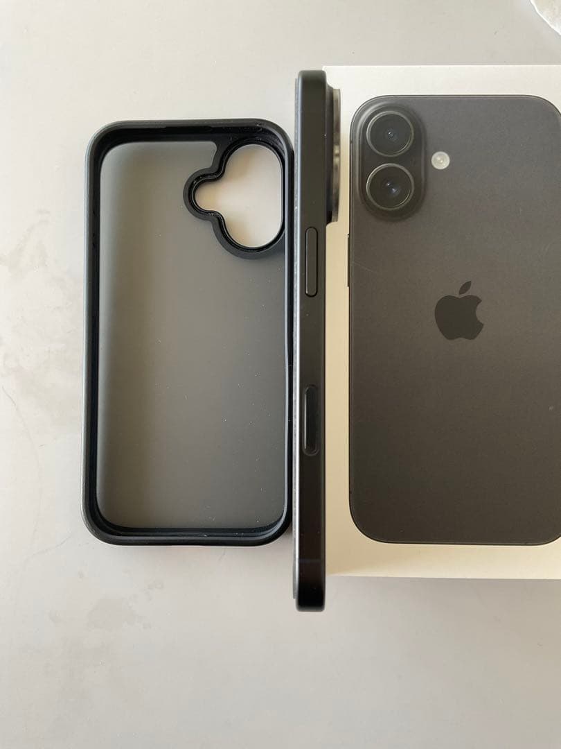 【中古美品】Apple iPhone 16 128Gブラック ケース、フィルム付