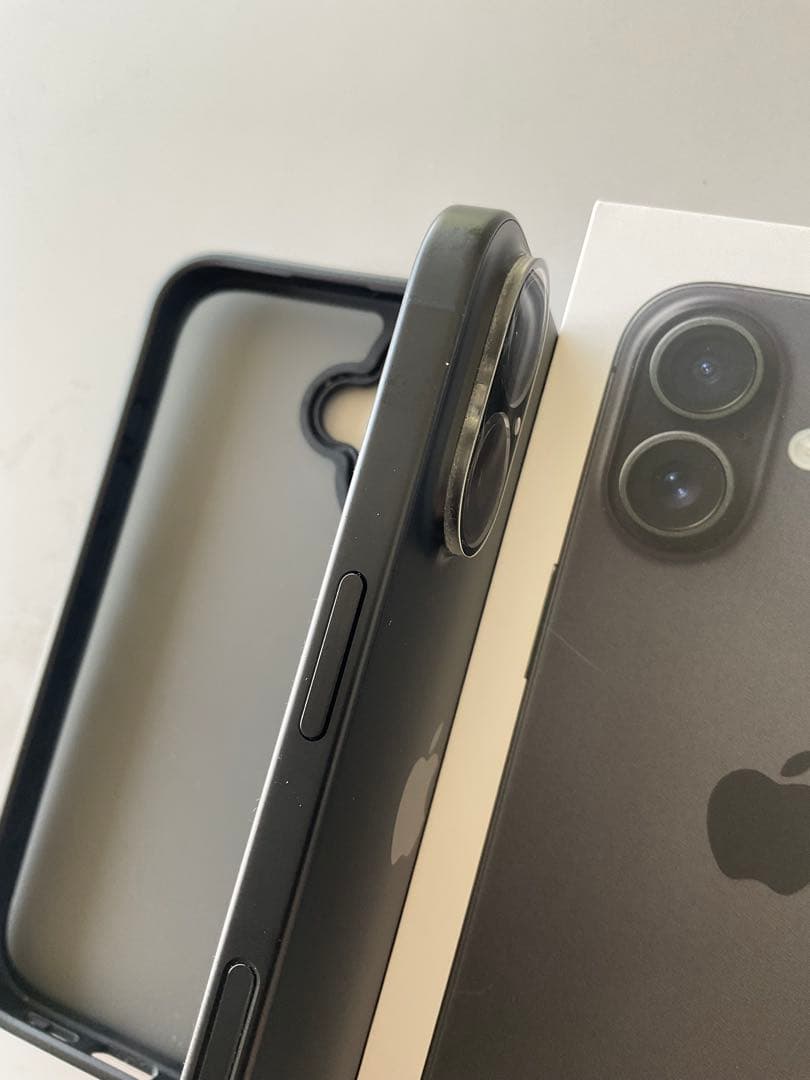 【中古美品】Apple iPhone 16 128Gブラック ケース、フィルム付