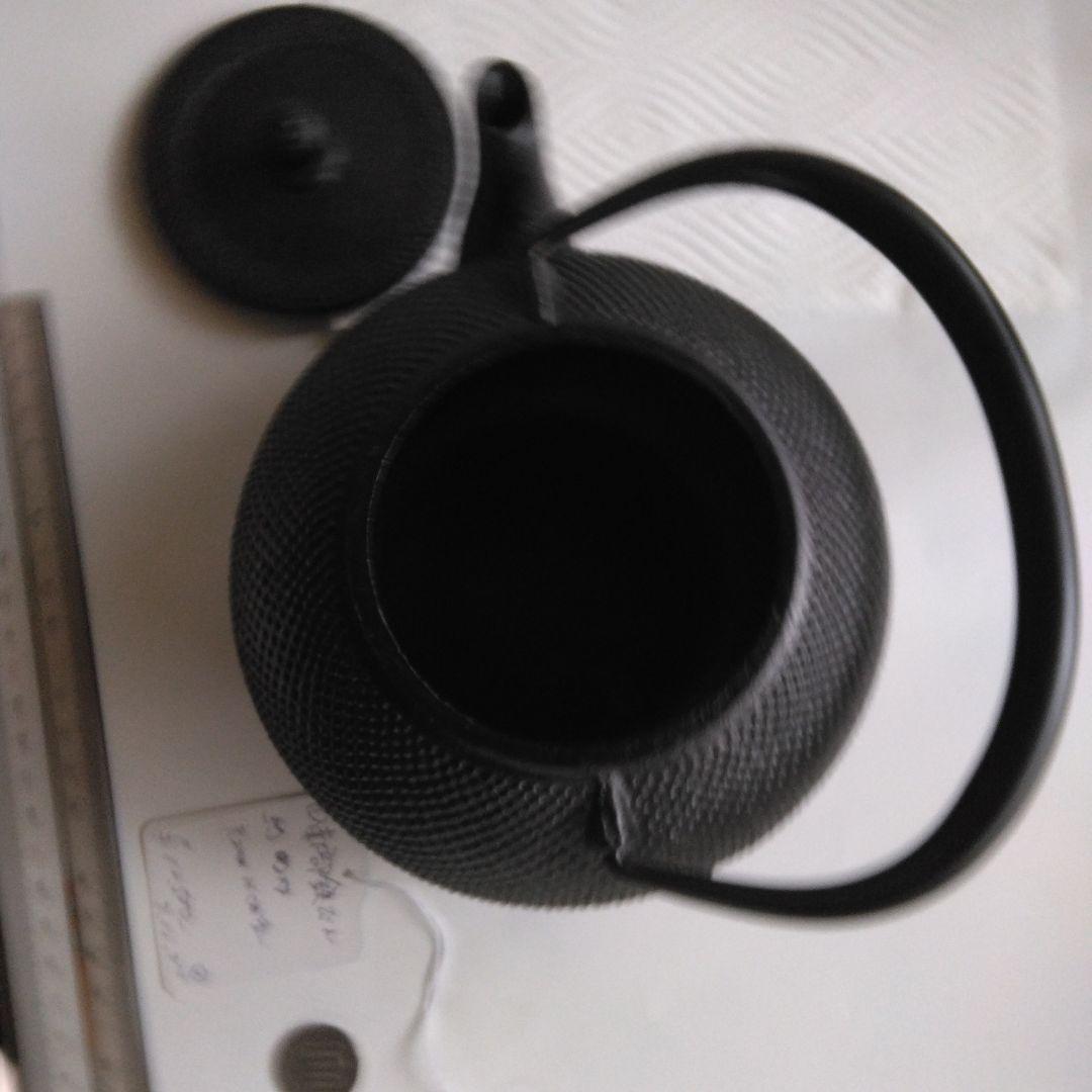 黒い鋳鉄製鉄瓶 凹凸デザイン