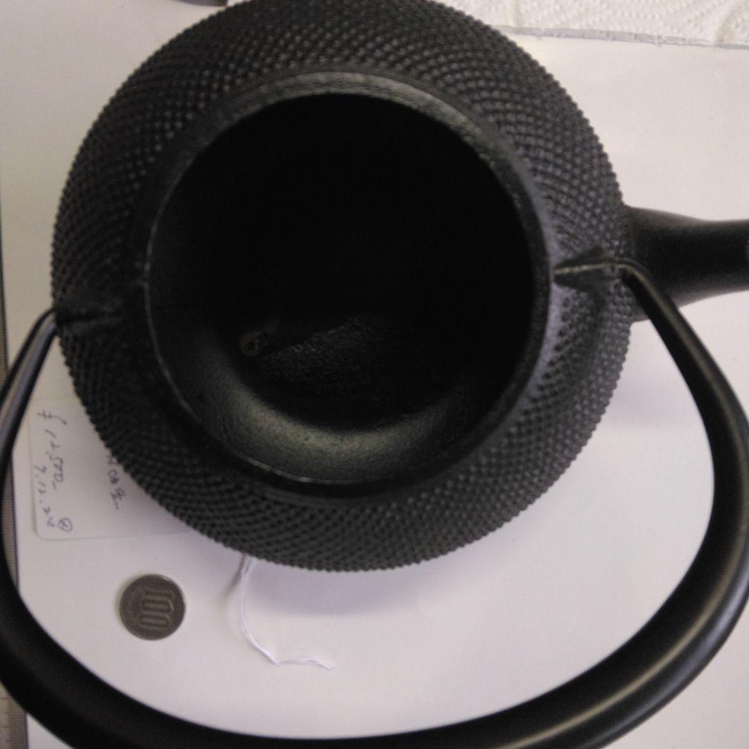 黒い鋳鉄製鉄瓶 凹凸デザイン