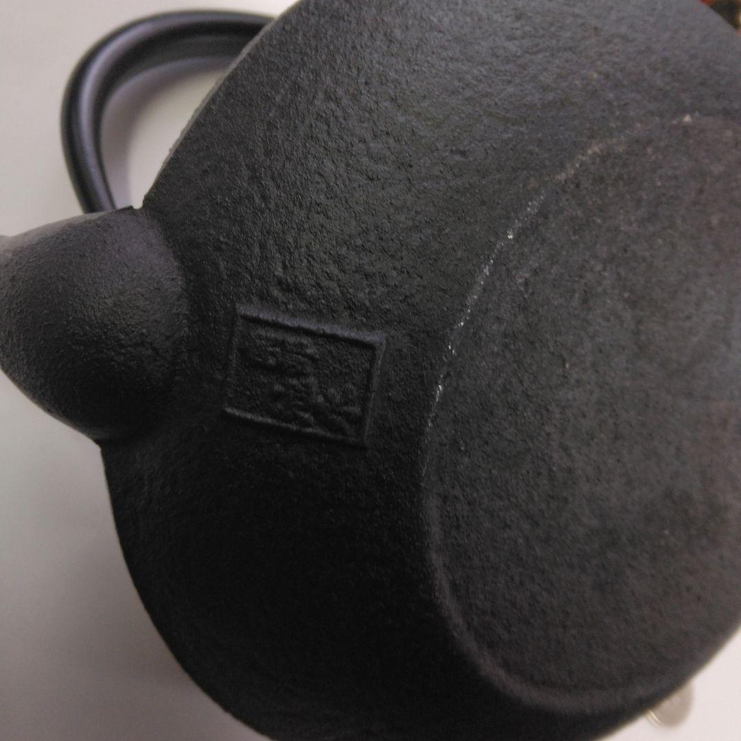 黒い鋳鉄製鉄瓶 凹凸デザイン