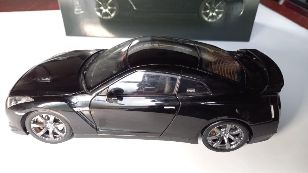 Kyosho Nissan GT-R プレミアムエディション 1/18