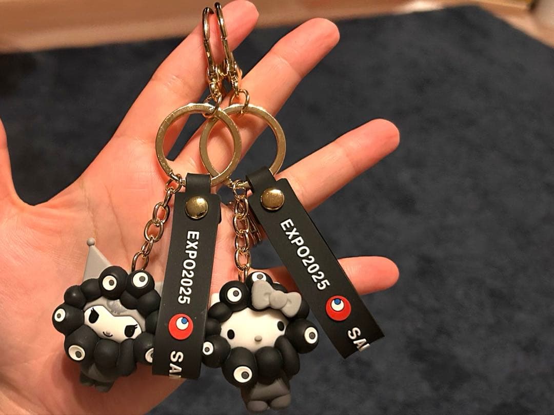 ミャクミャク　サンリオ　黒　キーホルダー　キティ　クロミ