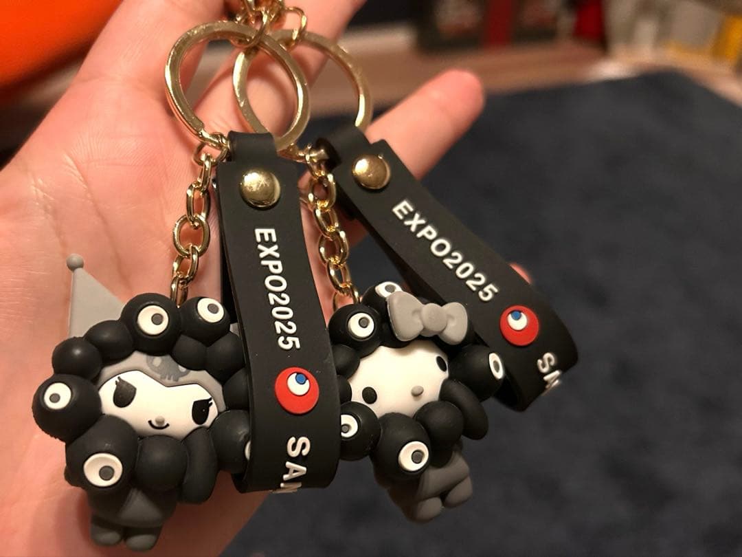 ミャクミャク　サンリオ　黒　キーホルダー　キティ　クロミ