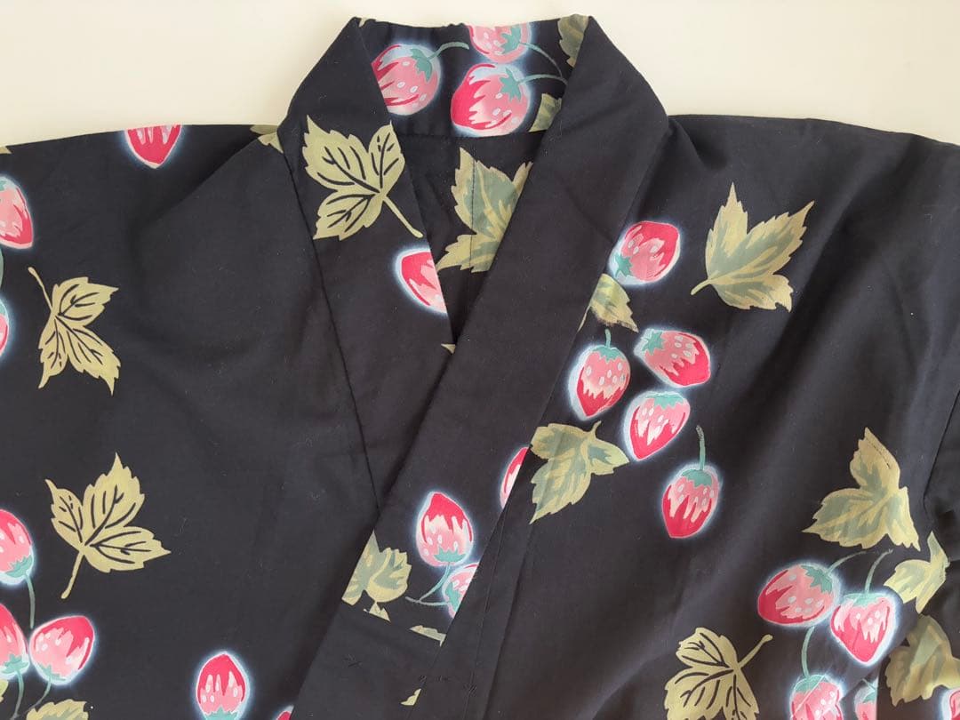 黒地にいちご柄　レディース　浴衣　ゆかた　美品