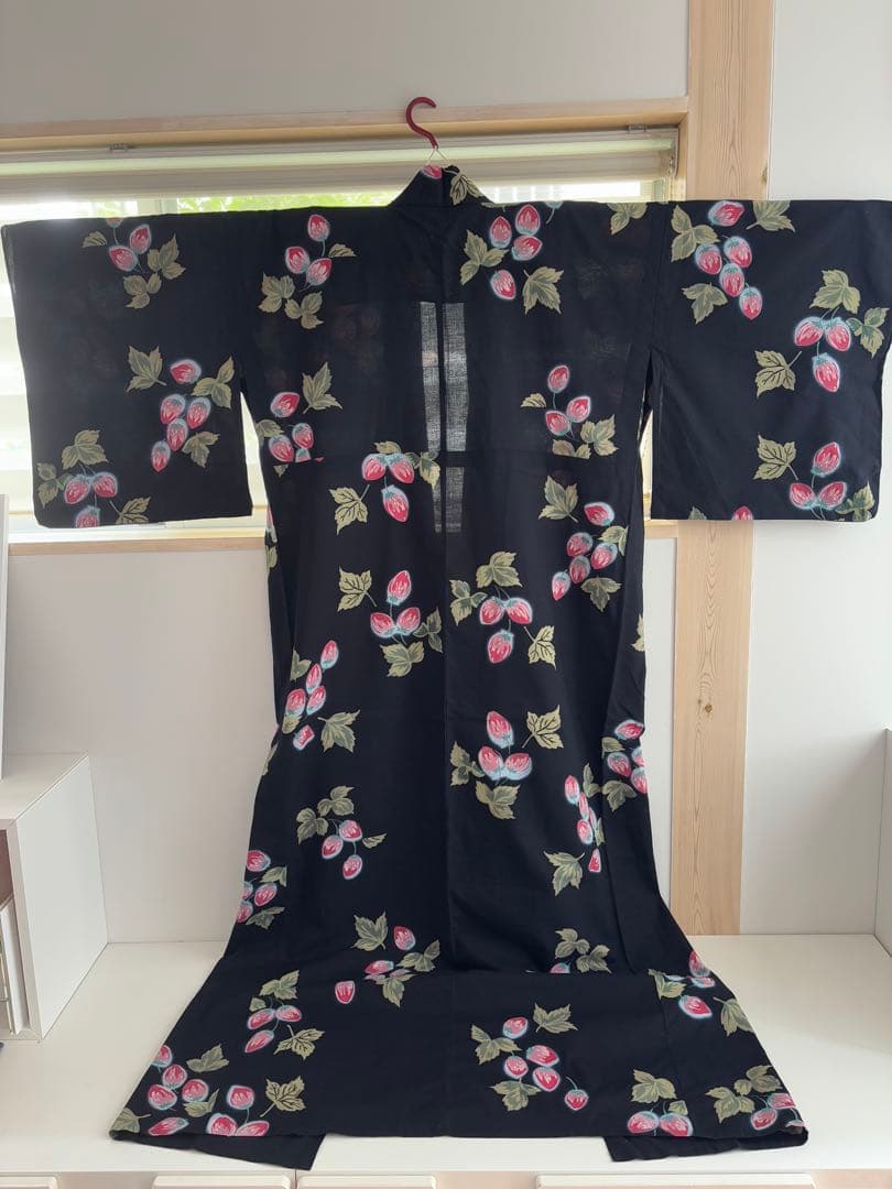 黒地にいちご柄　レディース　浴衣　ゆかた　美品