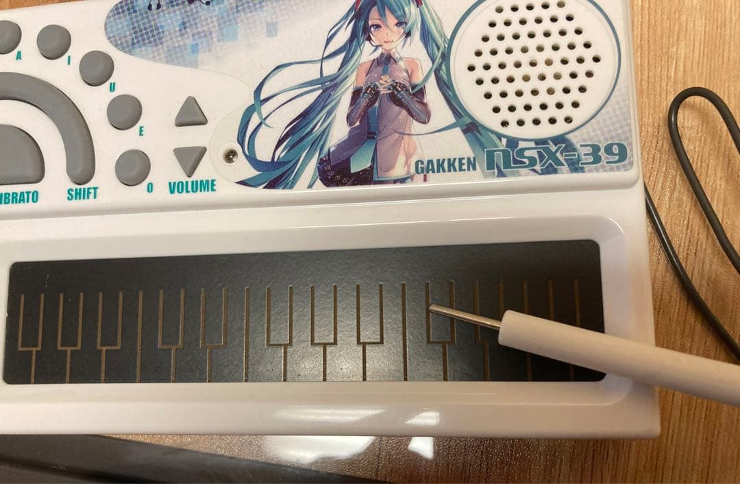 歌うキーボード　ポケットミク(箱無し/公式ブック付き)