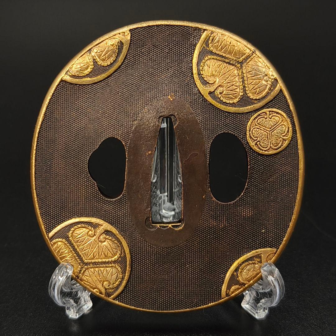 日本刀装具　刀鍔　家紋の図　三つ葉葵　銅地　細工　金メッキ　刀剣美術　武道具