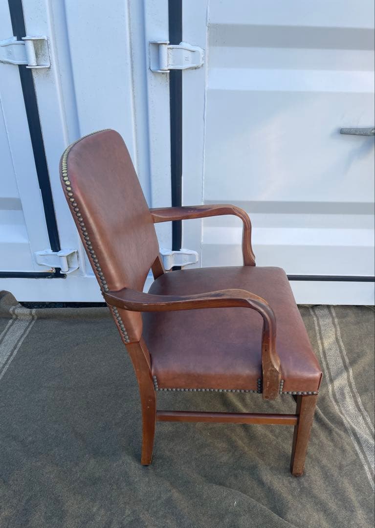 ブラウンフェイクレザー　単鋲アームチェア