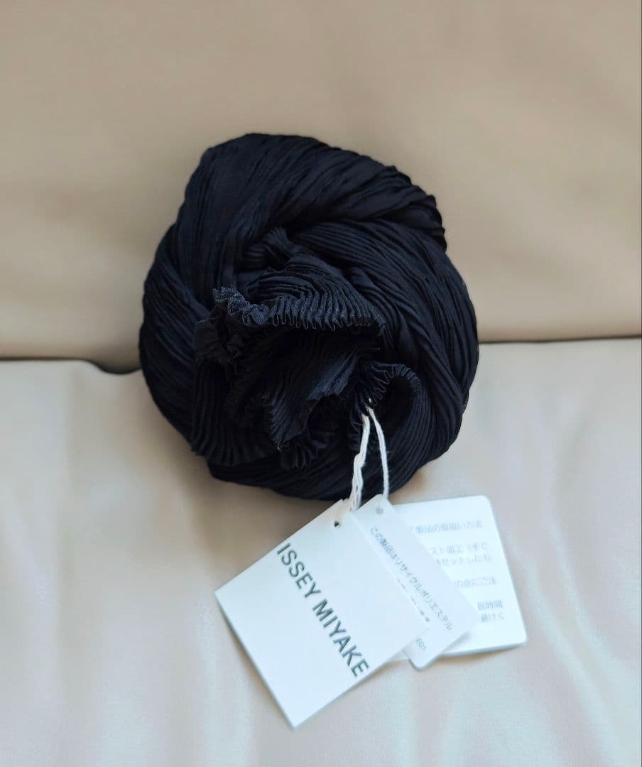 トップス ISSEY MIYAKE CHIFFON TWIST BLACK