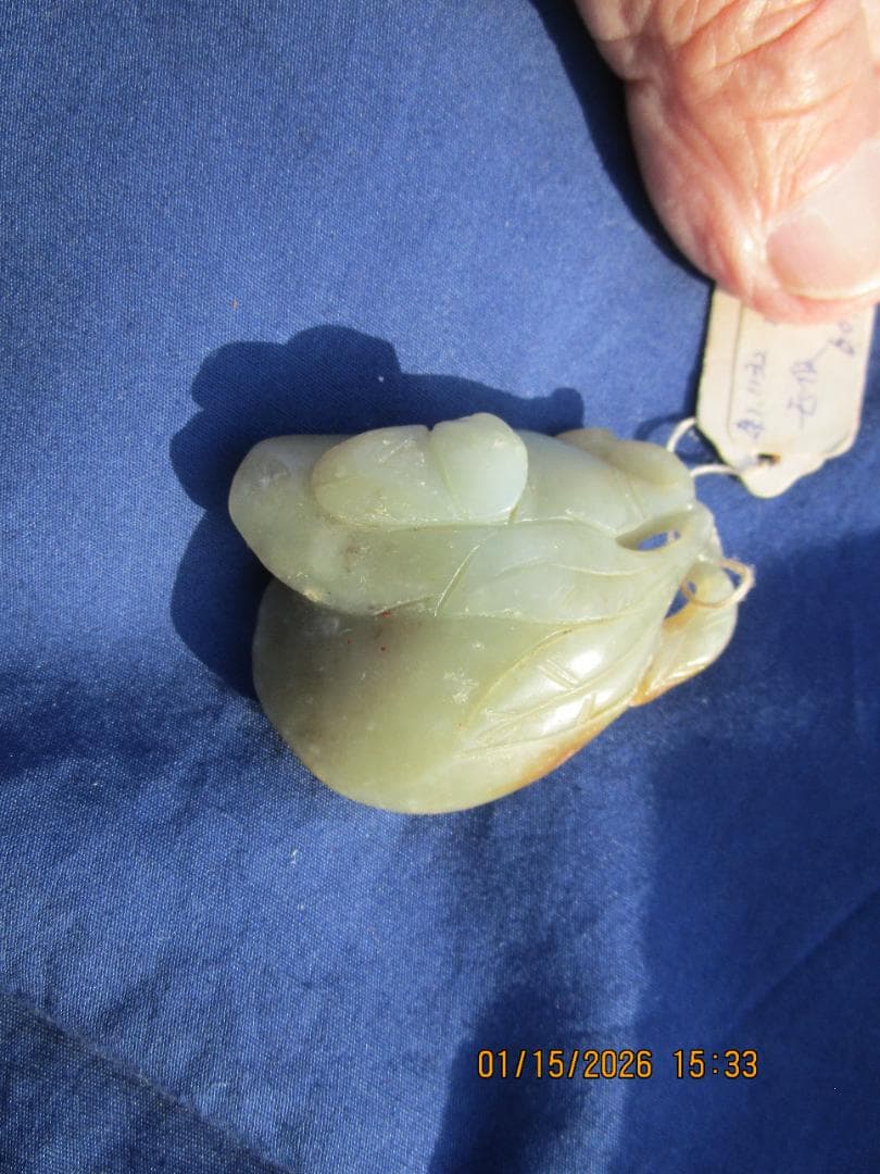 中国　玉　石細工　彫り物　根付　当時の札付き　翡翠【?】 工芸品