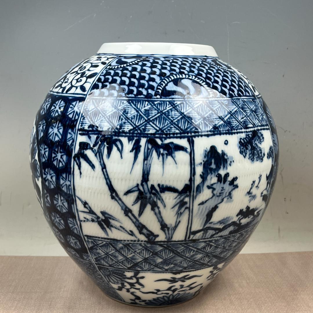 26 伊万里焼 有田焼系 染付壺 飾り壺 四季花丸文 高さ約28cm 白磁