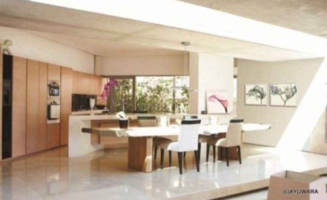 花の抽象画 ピンクとホワイト