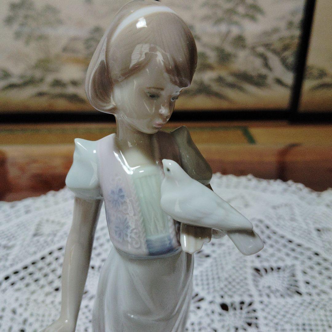 リヤドロ少女と白い鳩の陶器