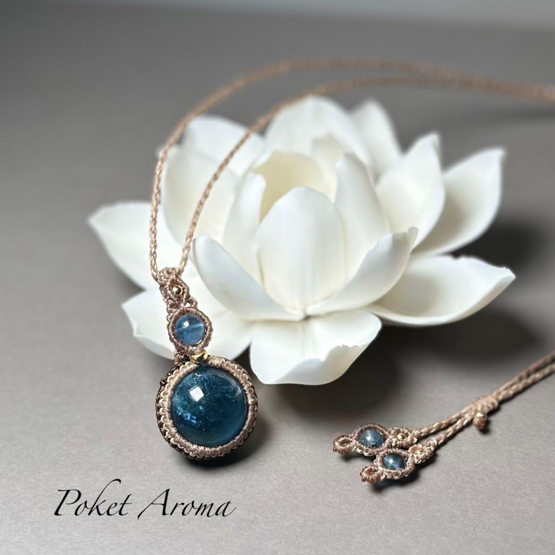 『惑星』濃厚ディープカラーアクアマリンとブラックアクアマリンのマクラメネックレス