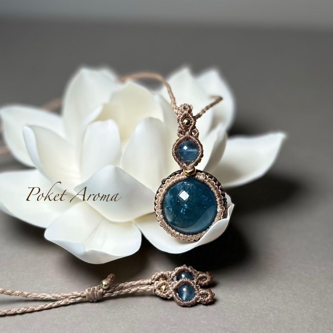 『惑星』濃厚ディープカラーアクアマリンとブラックアクアマリンのマクラメネックレス