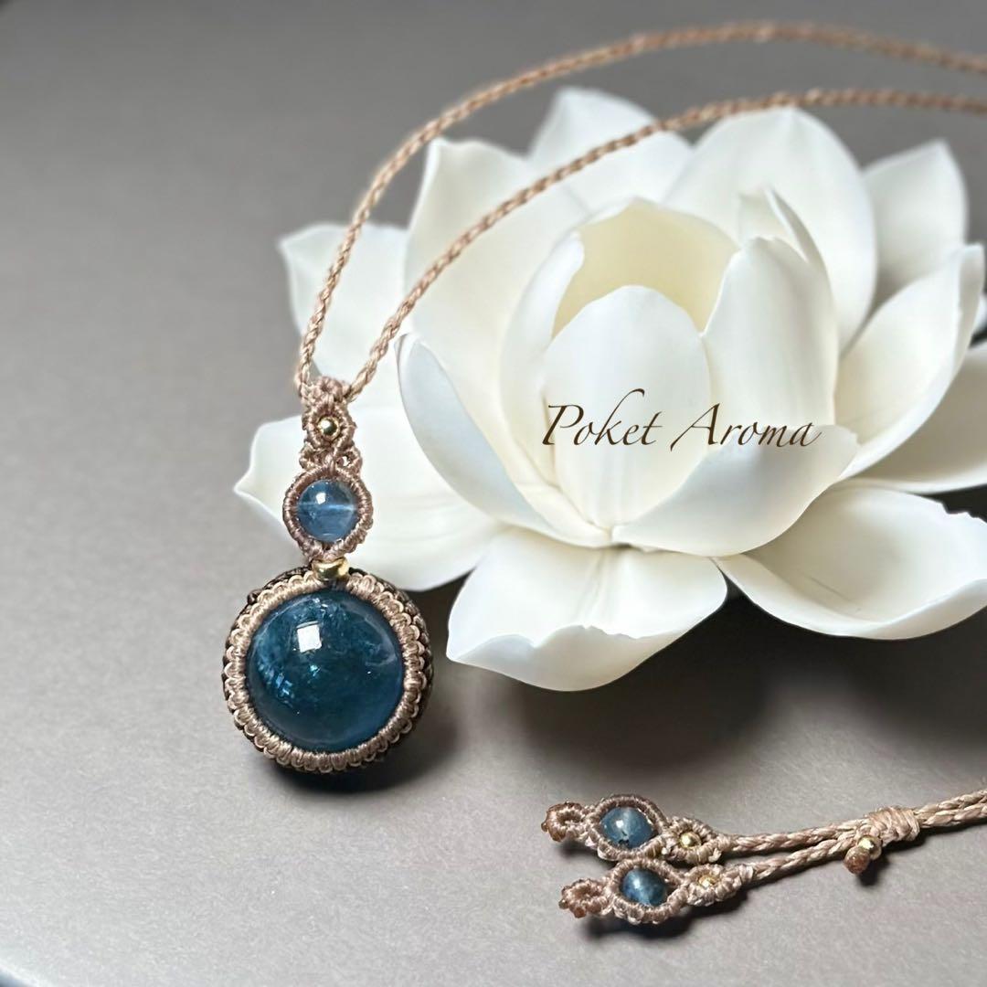 『惑星』濃厚ディープカラーアクアマリンとブラックアクアマリンのマクラメネックレス