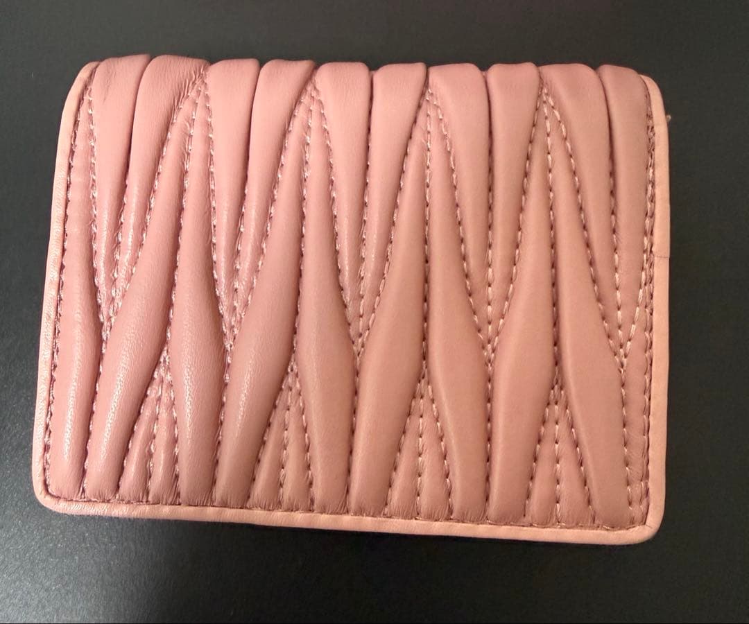 「美品」MIUMIU マテラッセ 二つ折り 財布 ピンク レザー