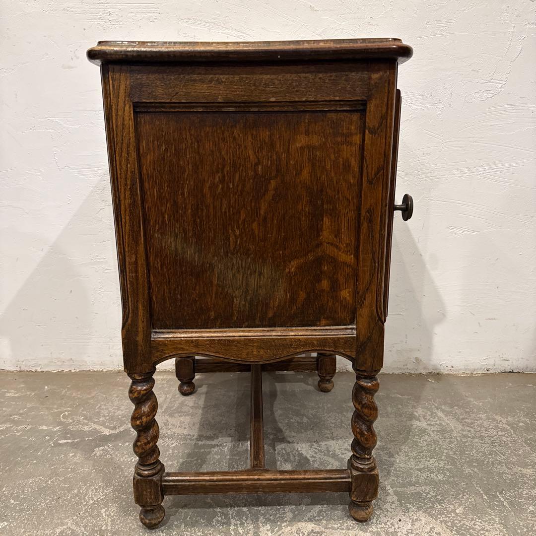 ヴィンテージ　木製サイドテーブル　扉収納付き