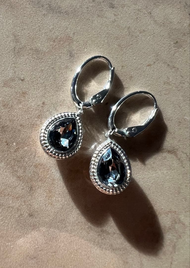 Swarovski スワロフスキー　ドロップ型ピアス