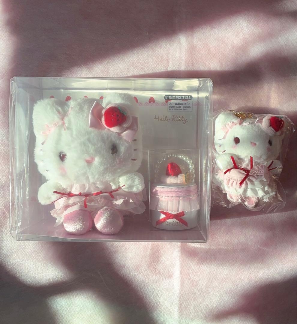 サンリオ キティいちごホイップケーキ ぬいぐるみとマスコットバッグチャームセット