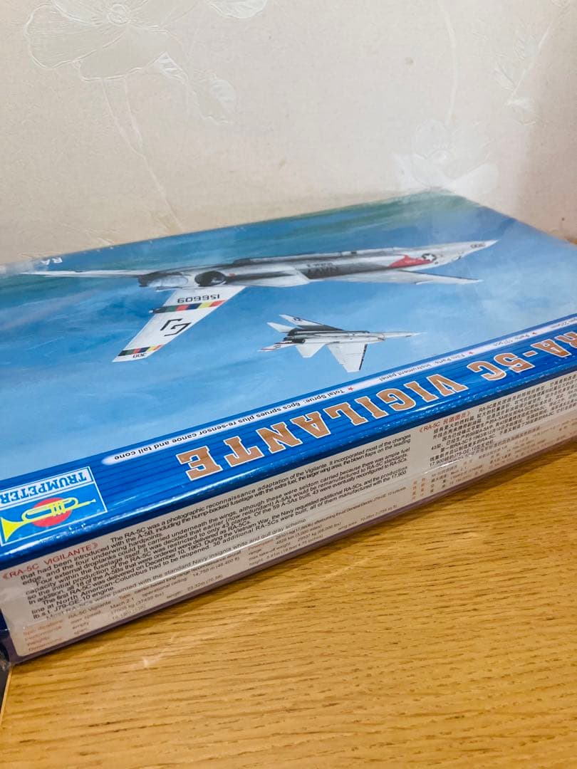トランペッター1/72米海軍RA-5Cヴィジランティプラモデル