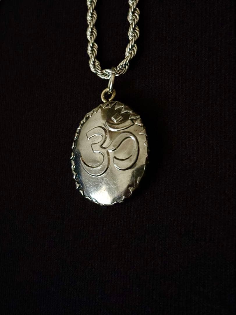 藤井風さん　【訳あり】シヴァ《レッド》オームペンダント(現品限り)⭐︎おまけつき