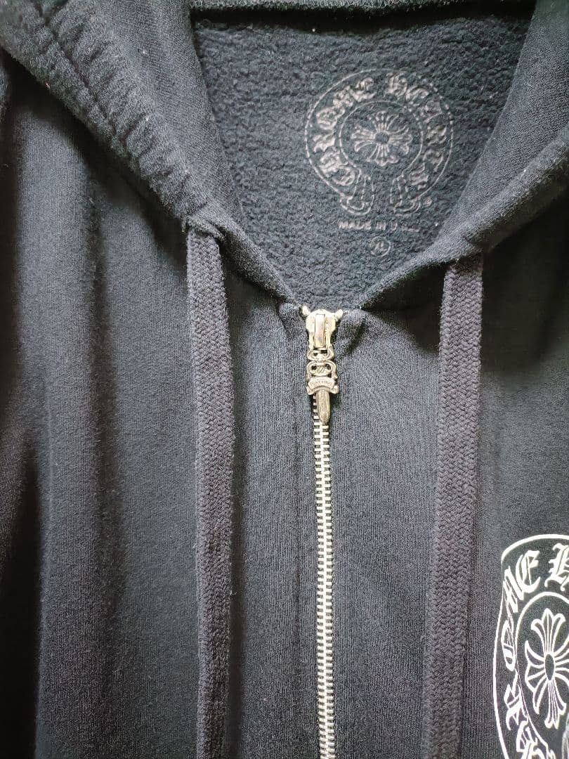 CHROME HEARTSバックホースシュープリントダガージップアップパーカー