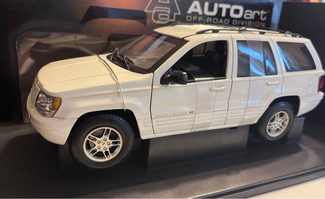 【美品】AUTOart 1/18 Jeep チェロキー 白 箱付 送料込