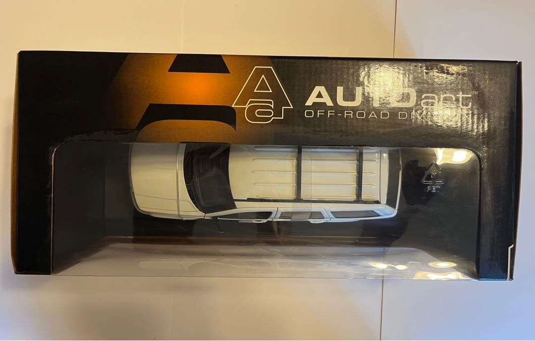 【美品】AUTOart 1/18 Jeep チェロキー 白 箱付 送料込