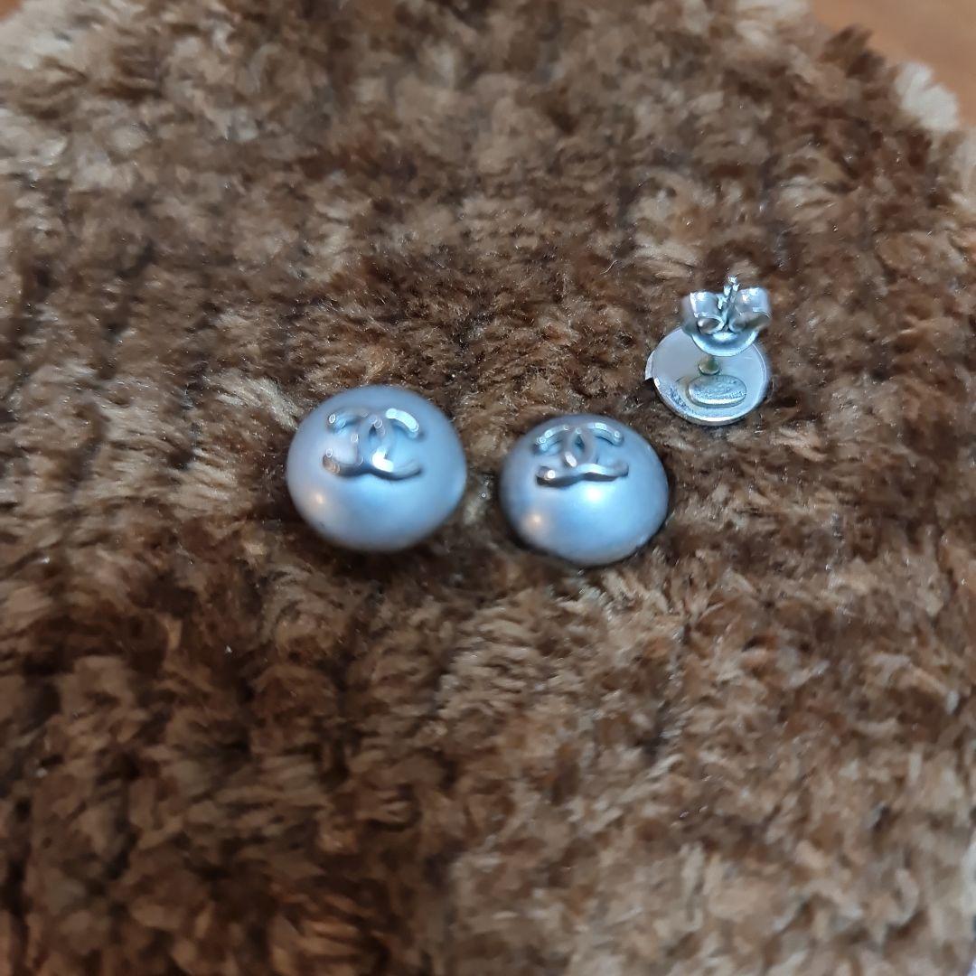 Chanel シルバー ボタン型ピアス