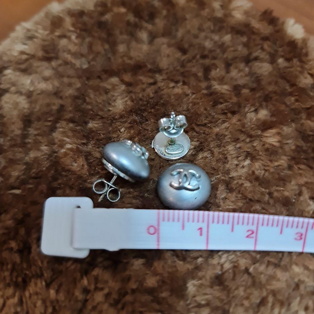 Chanel シルバー ボタン型ピアス