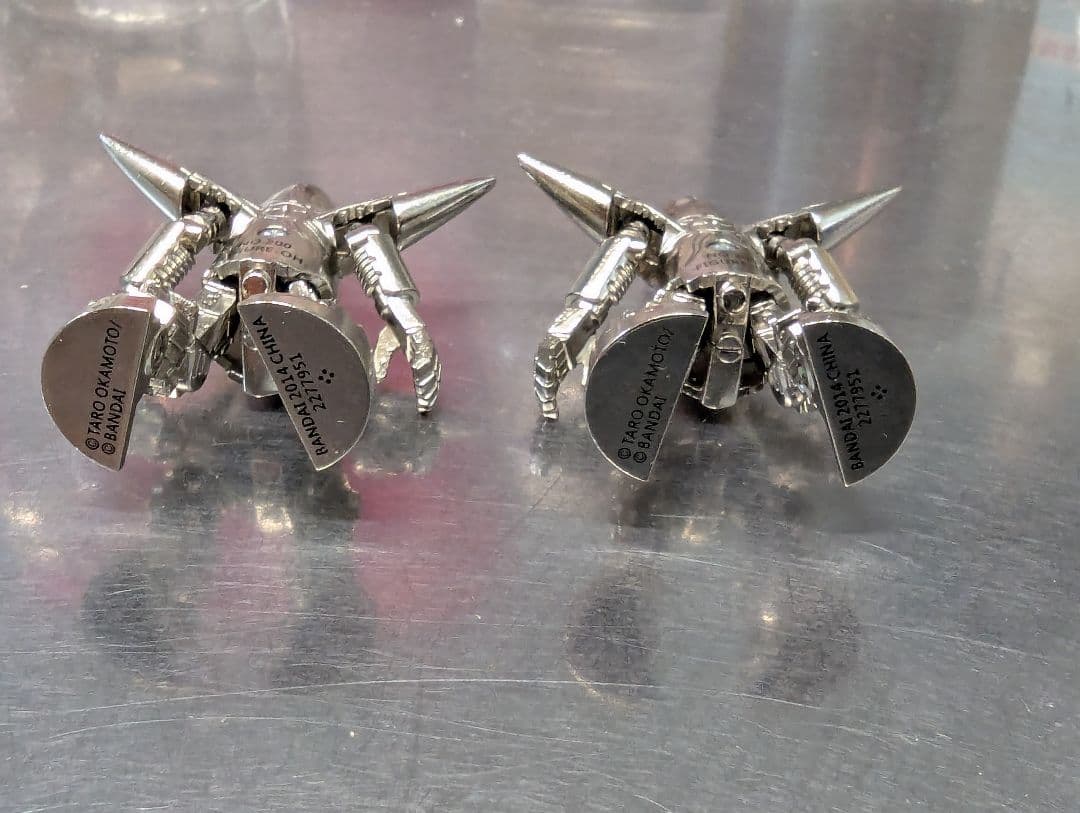 太陽の塔　ダイキャスト　２個セット　岡本太郎　ロボ　タローマン