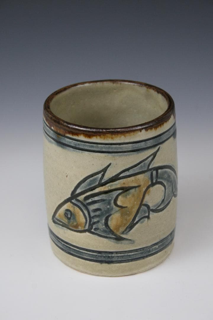 壺屋焼 人間国宝 金城次郎 作　魚文コップ
