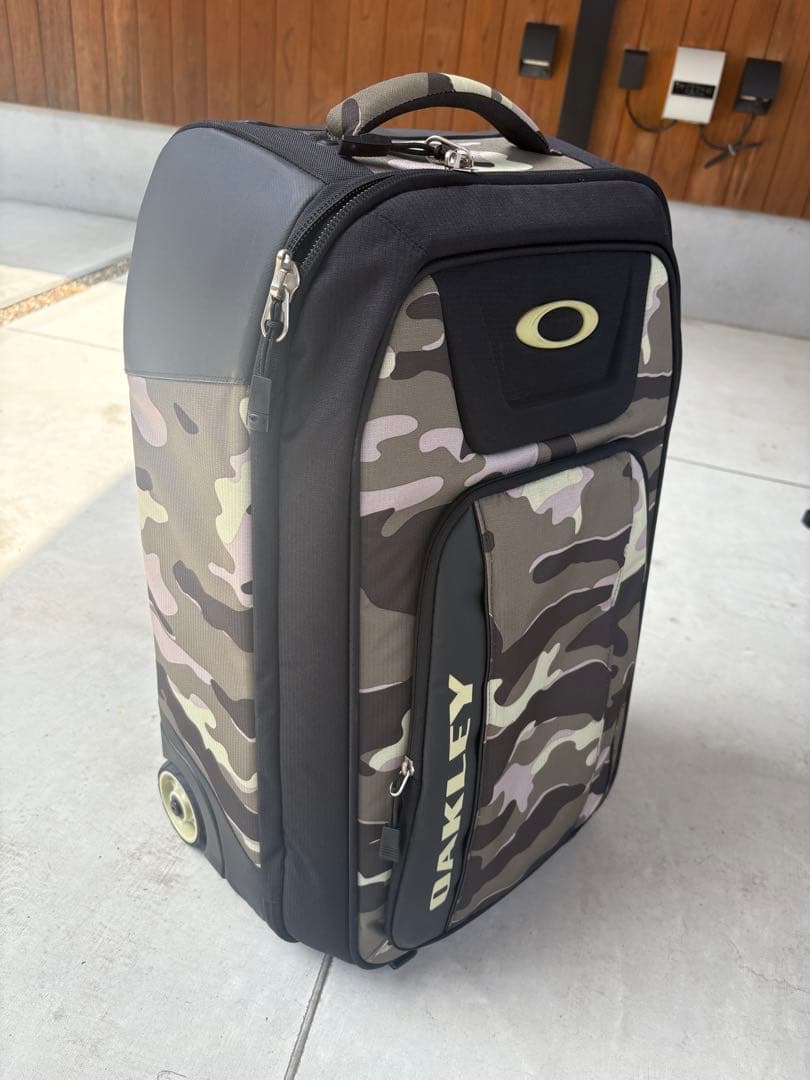 オークリー　キャリーケース　迷彩柄