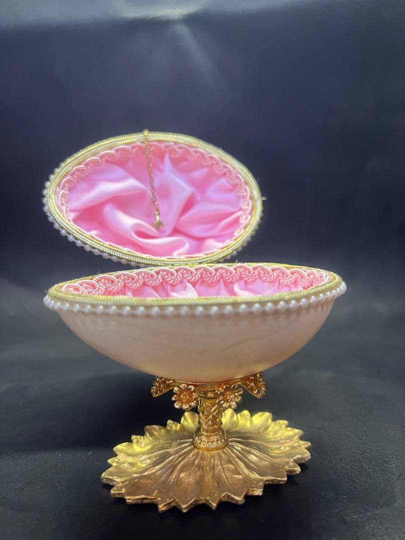 花模様の陶器製卵型ボックス