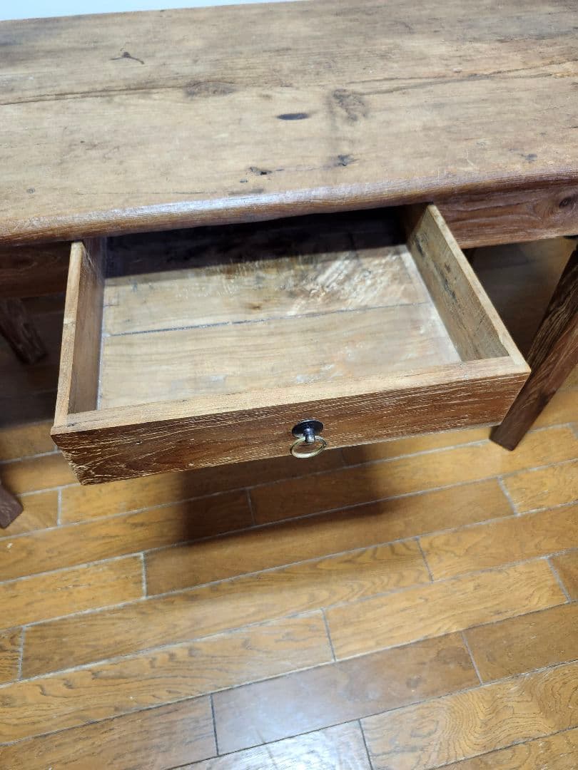 アンティークのテーブル