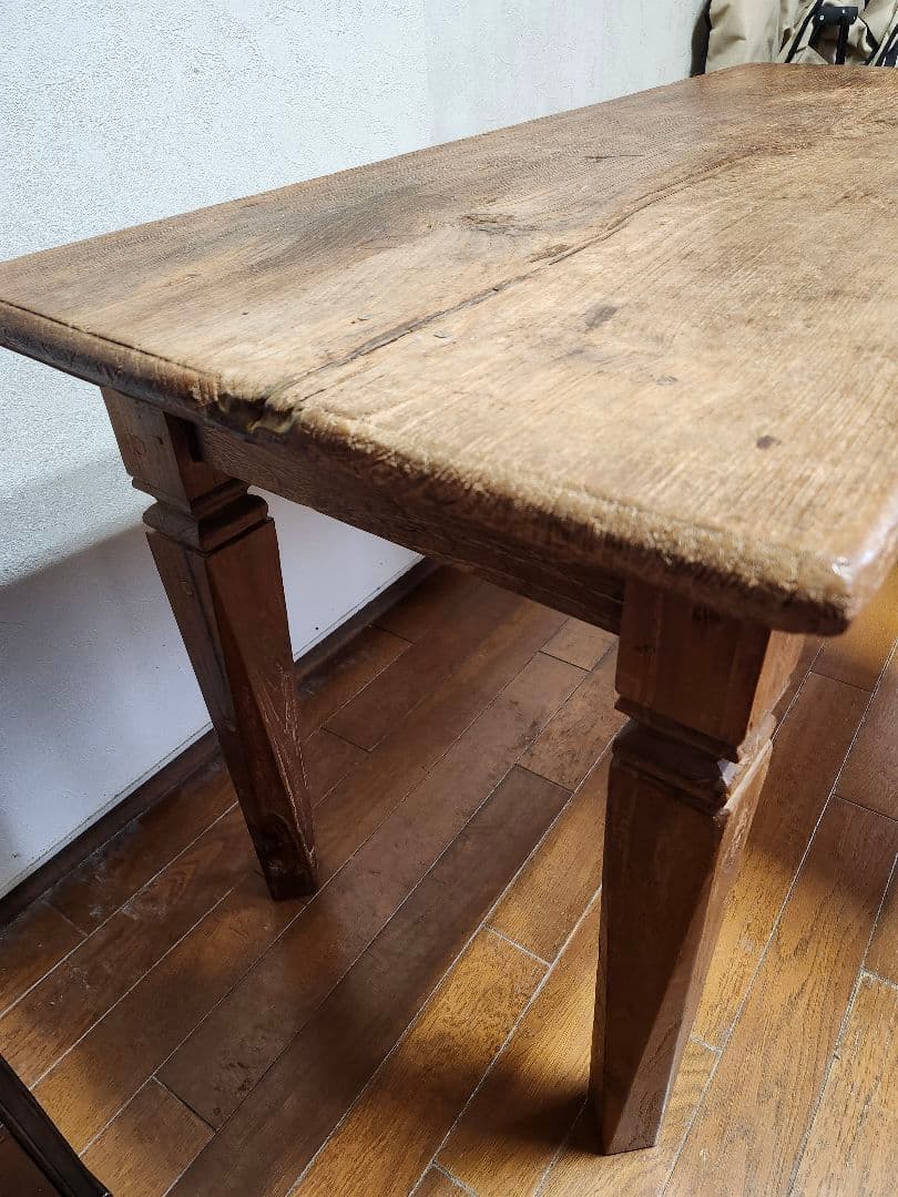 アンティークのテーブル