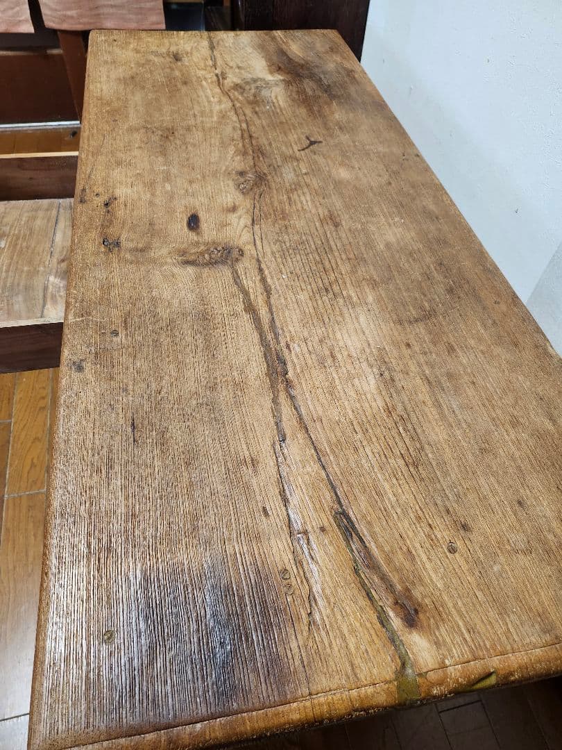 アンティークのテーブル