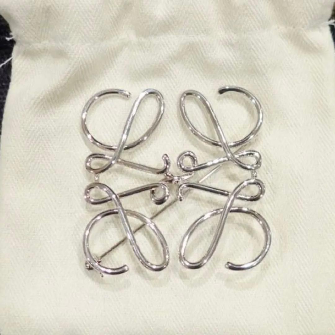 サザエ　ロエベ LOEWE ブローチ アナグラム シルバー