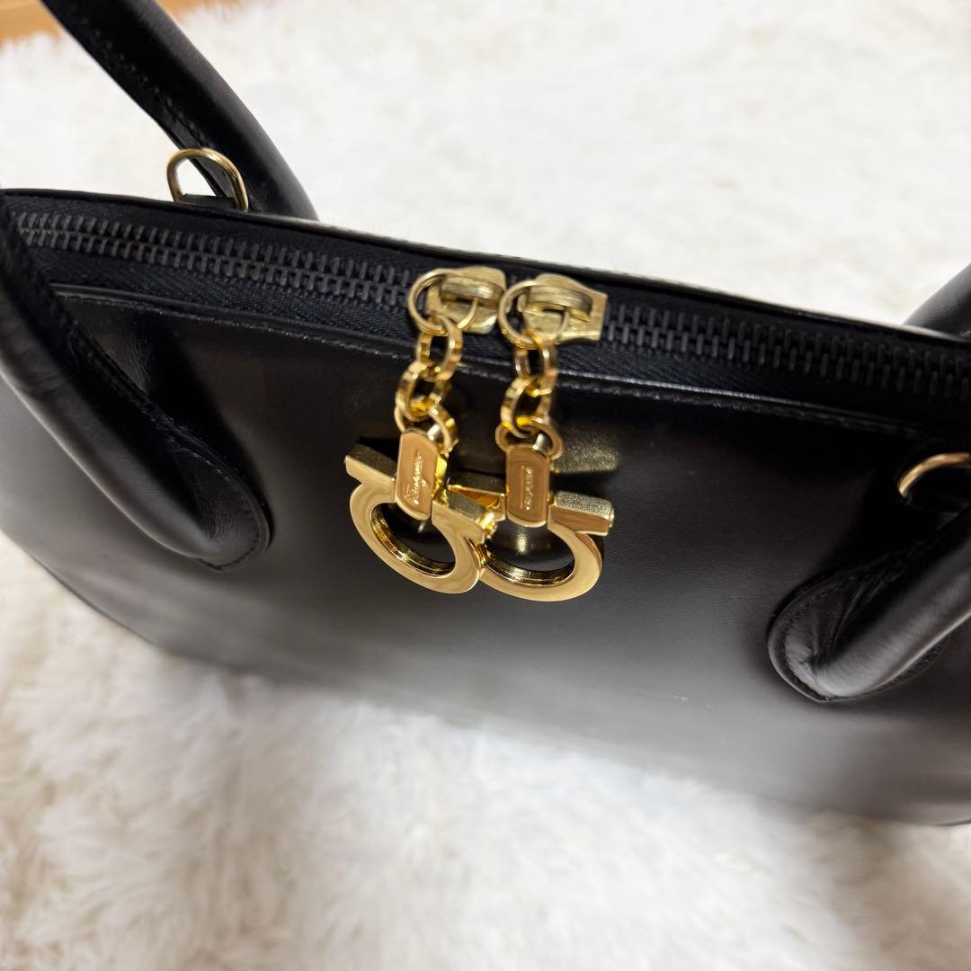 フェラガモ ダブルガンチーニ　ハンドバッグ　ゴールド金具　フォーマル　レザー