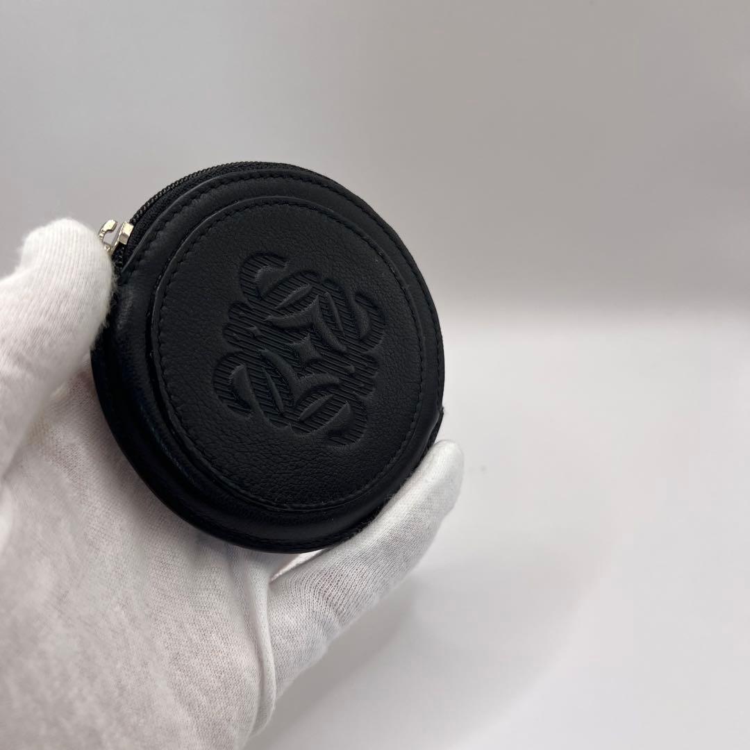 LOEWE ケース　アナグラム　ブラック　型押し　エンボス　丸型　ロゴ