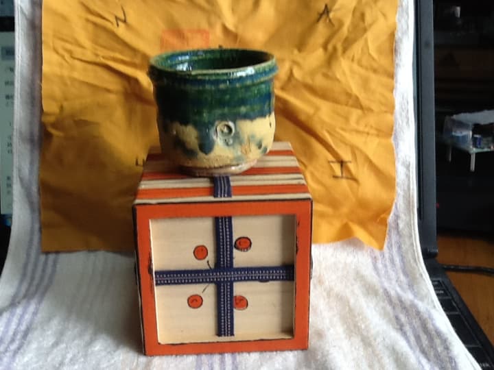 アロンサイス作　織部黄瀬戸ぐい呑　共箱(絵付け)　共布(絵付け）