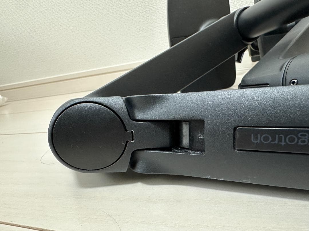 エルゴトロン モニターアーム（*2）とトレイ