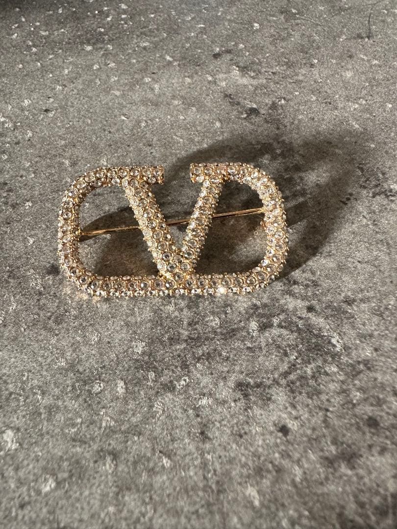 VALENTINO ヴァレンティノ ブローチVロゴ シグネチャー クリスタル