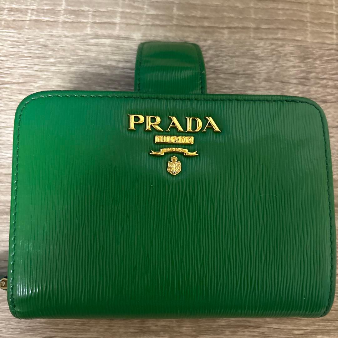 ⭐︎こむぎページ⭐︎PRADA プラダ 二つ折り財布 グリーン