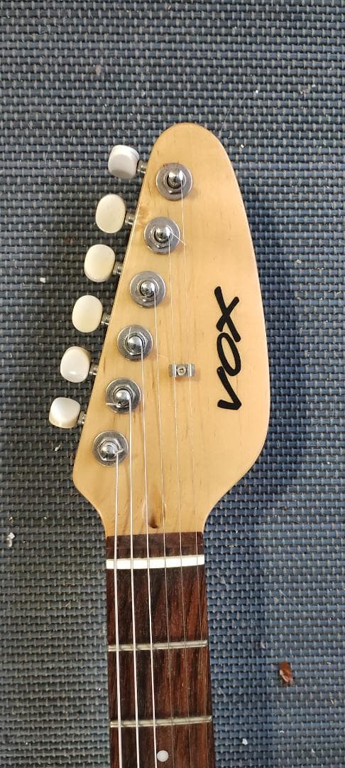 古着屋ポエジー　VOX ティアドロップ型 ボディギター
